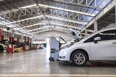 Meşhur hizmet merkezimizde otomotiv sanatını keşfedin. Yetenekli tamircilerimiz birinci sınıf araba tamiri, endüstri öncülüğünde bakım ve kişisel hizmet sunuyor. Aracınızın ihtiyaçları konusunda bize güvenin.. 