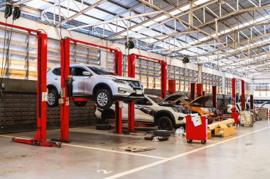 Araba tamiri ve bakım hizmetleri otomotiv endüstrisi için tasarlandı. Garajımızda ustalık ve güvenilir hizmet..