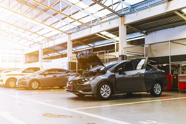 Araba Tamiri Bakım Hizmetleri Otomotiv Endüstrisi Için Tasarlandı Garajımızda Ustalık — Stok fotoğraf
