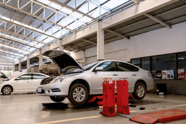 Araba tamiri ve bakım hizmetleri otomotiv endüstrisi için tasarlandı. Garajımızda ustalık ve güvenilir hizmet..