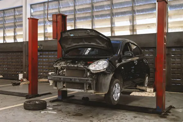 Araba tamiri ve bakım hizmetleri otomotiv endüstrisi için tasarlandı. Garajımızda ustalık ve güvenilir hizmet..