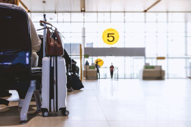 Mutlu gezginler havaalanının kalkış terminalinde bekliyor..