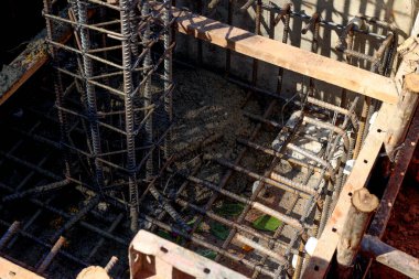 Yeni ev, bina, detaylar ve çelik parmaklıklar ve tel çubuklarla takviye kuvvetler, çimento dökülmesine hazırlanıyor. İnşaat konsepti