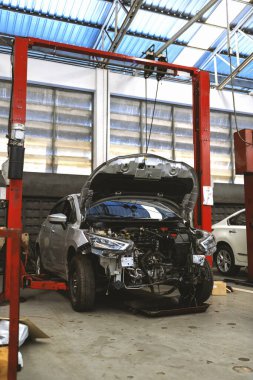 Araba tamiri ve bakım hizmetleri otomotiv endüstrisi için tasarlandı. Garajımızda ustalık ve güvenilir hizmet..