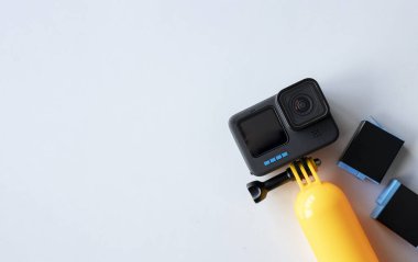 4K spor ve seyahat maceraları için mükemmel olan yüksek kaliteli siyah aksiyon kameramızla dünyayı keşfedeceğiz. Kompakt, hafif ve dayanıklı. Hareket halindeki aksiyon dolu anları yakalamak için en iyi yoldaşınız.