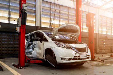 Araba tamiri ve bakım hizmetleri otomotiv endüstrisi için tasarlandı. Garajımızda ustalık ve güvenilir hizmet..