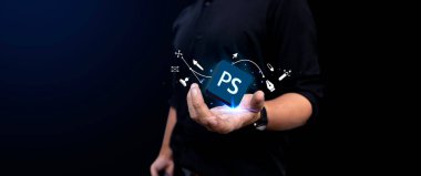 Grafik tasarım personeli dijital kavramlar yaratıyor, simgeleri tutuyor ve profesyonel uzmanlık ve yaratıcı çalışma alanına sahip yenilikçi programları resmediyor, 