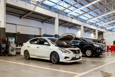 Araba tamiri ve bakım hizmetleri otomotiv endüstrisi için tasarlandı. Garajımızda ustalık ve güvenilir hizmet..