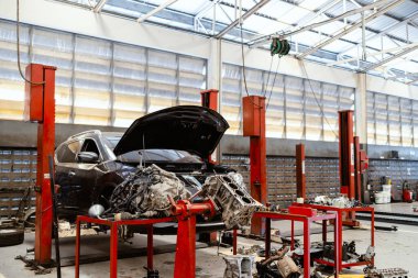 Araba tamiri ve bakım hizmetleri otomotiv endüstrisi için tasarlandı. Garajımızda ustalık ve güvenilir hizmet..