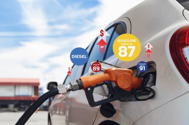 Petrol fiyatlarındaki seyir artışı, benzin istasyonlarındaki holografik simgeler ekonomik değişimleri yansıtıyor
