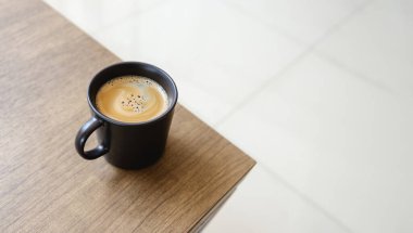 Tahta masada sıcak kahve. En iyi viwe. düz yat