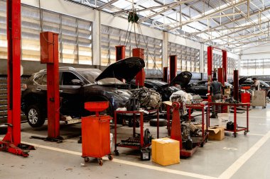 Arka planda ışık ve hafif odaklı araba tamir istasyonu