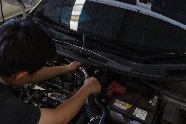 Araç Bakım Teknisyeni Motor üzerinde çalışıyor