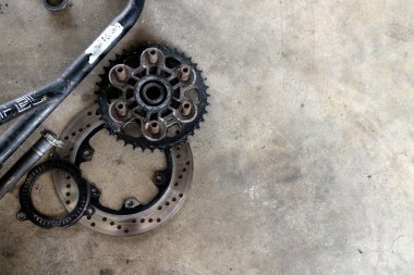 Bir Motorsiklet Motoru Zinciri ve Üst Görünümden Sproket Görünümü