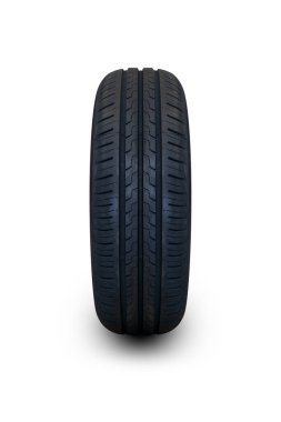 Beyaz arka planda bir grup yol tekeri. Araba konsepti. Otomotiv ve lastikle ilgili konular için ideal.