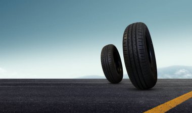 Mavi Gökyüzü Arkaplanlı Boş Yoldaki Lastik Yığını