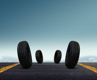 Mavi Gökyüzü Arkaplanlı Boş Yoldaki Lastik Yığını