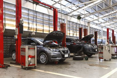 Arka planda ışık ve hafif odaklı araba tamir istasyonu