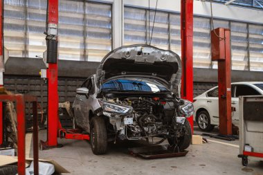 Arka planda ışık ve hafif odaklı araba tamir istasyonu