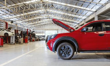 Araç Bakım Teknisyeni Motor üzerinde çalışıyor