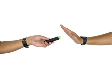 Elektronik sigara teklifini engelleyen bir eli içeren sigara karşıtı konsept, sağlık bilincini vurgulamak ve tütünü bırakmanın sağlık için önemini vurgulamak.