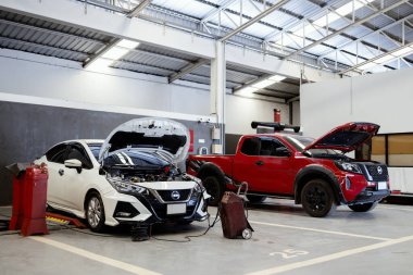 Araç Bakım Teknisyeni Motor üzerinde çalışıyor