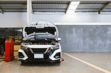 Araç Bakım Teknisyeni Motor üzerinde çalışıyor