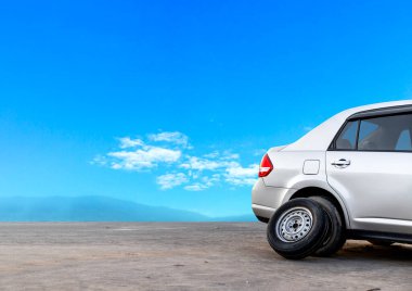 Şehir kavşağında çok araçlı bir çarpışma sahnesi, hasarlı arabalar ve açık mavi bir gökyüzü altında düşen bir trafik ışığı.