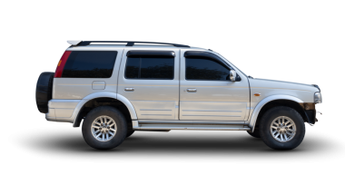 Ağır hasar görmüş ön camı kırık, tamponu eksik, motor parçaları açık, şeffaf arka plan, kaza kavramları için ideal..