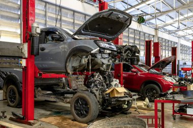 Araba tamiri ve bakım hizmetleri otomotiv endüstrisi için tasarlandı. Garajımızda ustalık ve güvenilir hizmet..