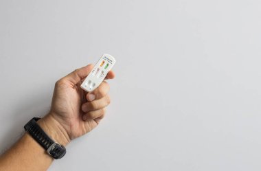 COVID-19 için hızlı kombinasyon antijen testi ve ev veya klinik teşhis için kullanılan çubukla elde tutulan grip.