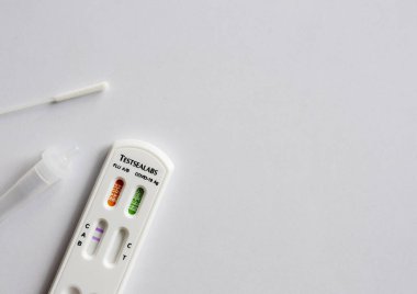 COVID-19 için hızlı kombinasyon antijen testi ve ev veya klinik teşhis için kullanılan pamuklu bezle tutulan grip..