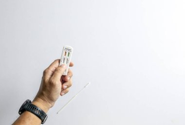 COVID-19 için hızlı kombinasyon antijen testi ve ev veya klinik teşhis için kullanılan çubukla elde tutulan grip.