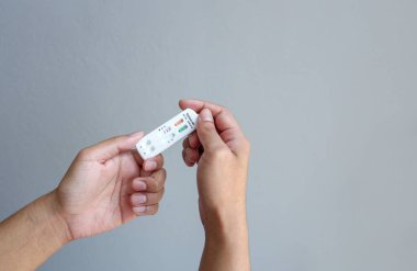 COVID-19 için hızlı kombinasyon antijen testi ve ev veya klinik teşhis için kullanılan çubukla elde tutulan grip.