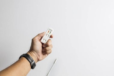 COVID-19 için hızlı kombinasyon antijen testi ve ev veya klinik teşhis için kullanılan çubukla elde tutulan grip.
