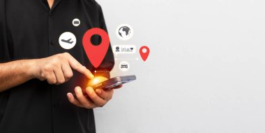 GPS ve seyahat simgelerine sahip akıllı telefon kullanan bir adamın yakın plan çekimi, navigasyon, konum izleme, seyahat planlama ve dijital haritalama.