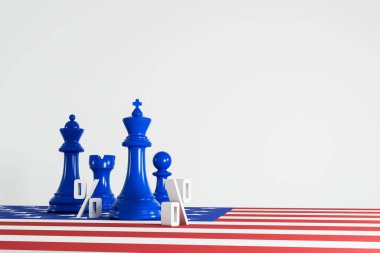 Amerika 'nın finansal stratejisini, faiz oranlarını ve ithalat tarifelerini temsil eden yüzde işaretli Amerikan bayrağında mavi satranç taşları