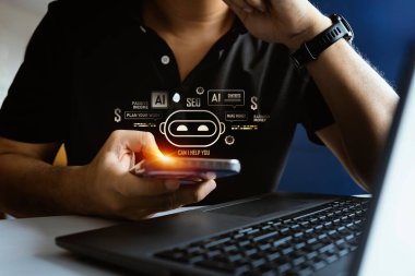 Kullanıcı akıllı telefondan yapay zeka, mobil asistan ve gelecekteki teknolojik arayüzü vurgulayan AI sohbet robotu ile etkileşimde..