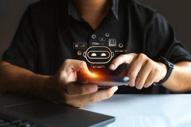 Kullanıcı akıllı telefondan yapay zeka, mobil asistan ve gelecekteki teknolojik arayüzü vurgulayan AI sohbet robotu ile etkileşimde..