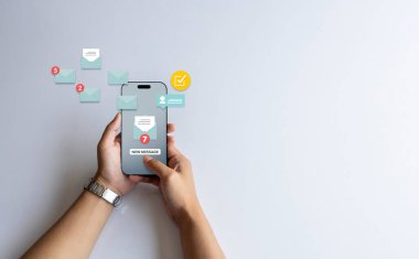 dijital e- posta simgeleri, ileti uyarıları ve bildirimleri içeren akıllı telefonu ekranda tutmak, iletişim veya mobil uygulama kavramları için idealdir