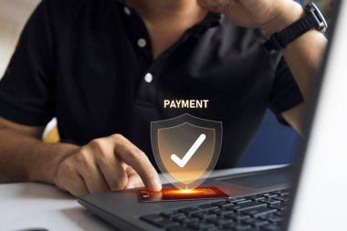 Dijital kalkanlı ve işaretli akıllı telefon kullanarak güvenli cep telefonu ödemesi yapan kişi, fintech ve siber güvenlik kavramı