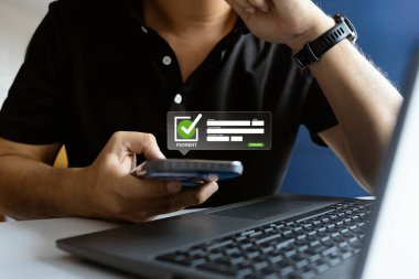 Çevrimiçi ödemenin kredi kartı ve dizüstü bilgisayarla kapatılması, kontrol formu ve taşıma simgeleri, güvenli dijital alışveriş ve ekommerce kavramı