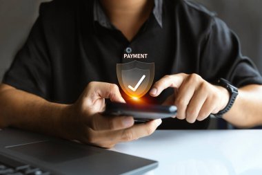 Dijital kalkanlı ve işaretli akıllı telefon kullanarak güvenli cep telefonu ödemesi yapan kişi, fintech ve siber güvenlik kavramı