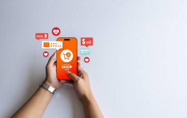Çevrimiçi alışveriş uygulamalı akıllı telefon, flash satış promosyonu, ödeme ikonları ve sosyal medya unsurları hafif arka planda.