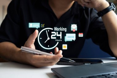 7 / 24 iş simgeleriyle çevrili, birden fazla telefon ve dizüstü bilgisayarı olan bir adam, çevrimiçi işbirliği, sohbet, e-posta ve uzak iş akışını gösteriyor.