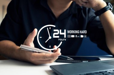 7 / 24 iş simgeleriyle çevrili, birden fazla telefon ve dizüstü bilgisayarı olan bir adam, çevrimiçi işbirliği, sohbet, e-posta ve uzak iş akışını gösteriyor.