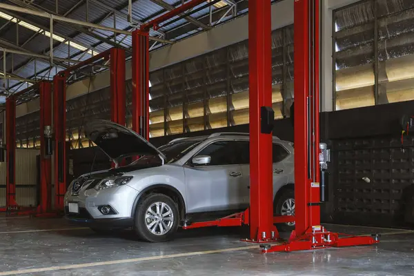 Araba tamiri ve bakım hizmetleri otomotiv endüstrisi için tasarlandı. Garajımızda ustalık ve güvenilir hizmet..