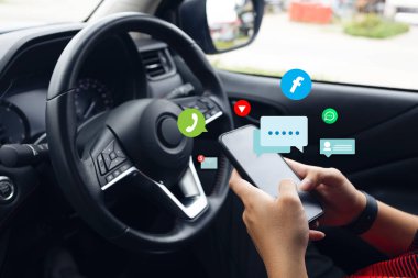 Sosyal medya bildirimleri ile araba kullanırken mesajlaşmak, dikkati dağılmış sürüş ve akıllı telefon bağımlılığını sembolize etmek.