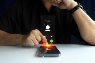 Adam akıllı telefondan gelecekteki sanal arayüzle bilinmeyen bir çağrı alıyor.