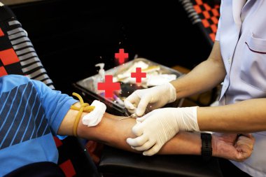 Yüzen araba kredisi, otomobil finansmanı, kiralama ve araç finansmanı veya bayiliği için nakit satın alma seçenekleri kavramına sahip bir adam.